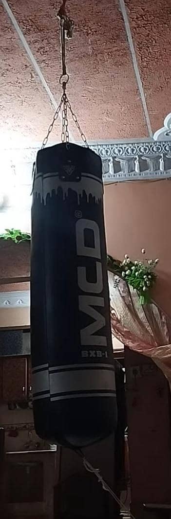 MCD Punching bag Pure LEATHER 5 FEET COMPLETE BOX 5 MONTHS USED