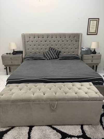 Full Room Furniture Set, 1 king size bed, 2 side tables, vanity