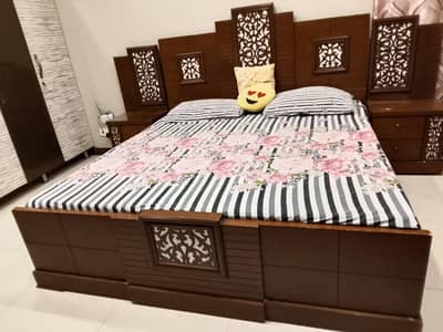 king size wooden bed