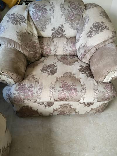 5 seater sofa acchi condition mein hai