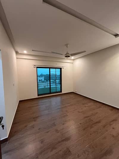 12 MARLA BRAND NEW 4 BEDROOM APARTMENT AVAILABLE FOR RENT