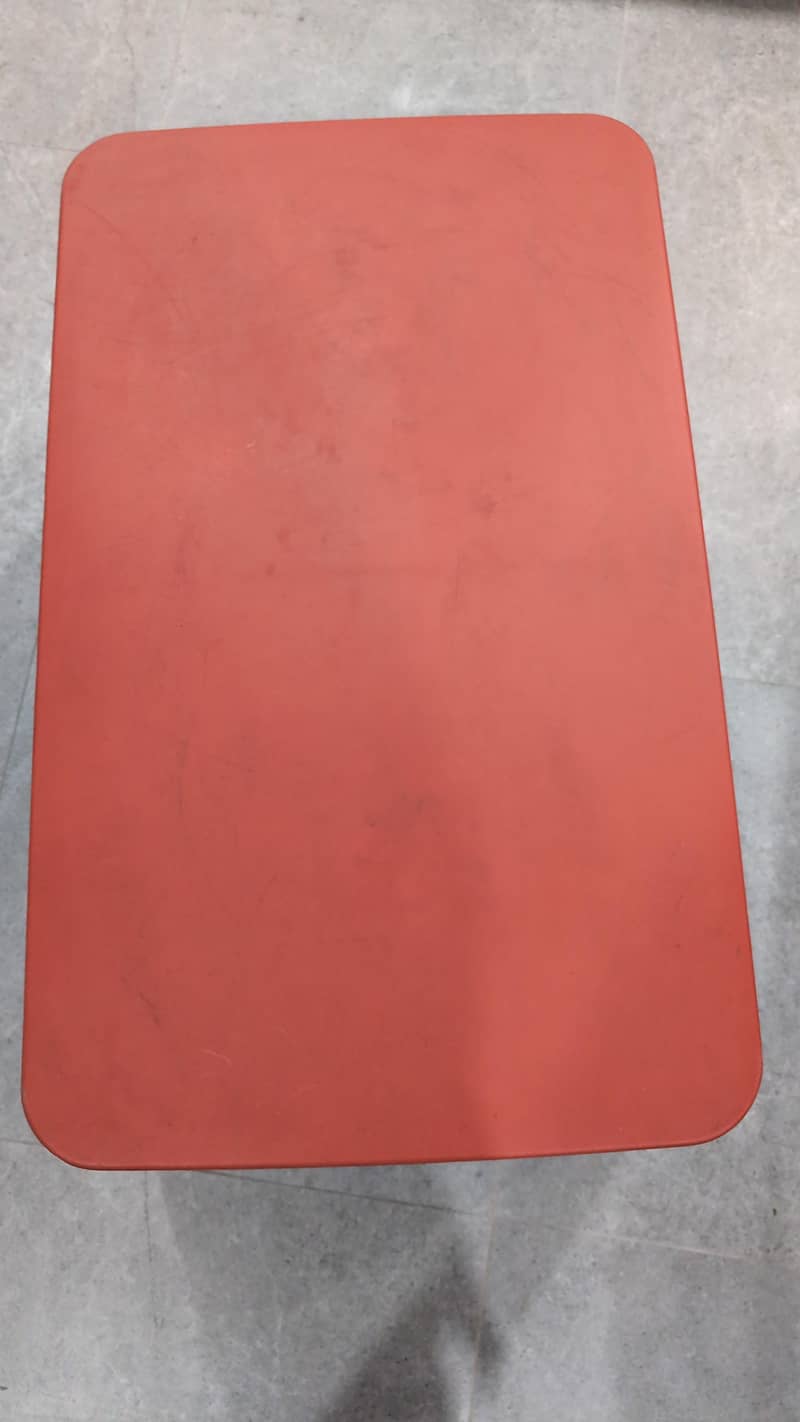 plastic table 0