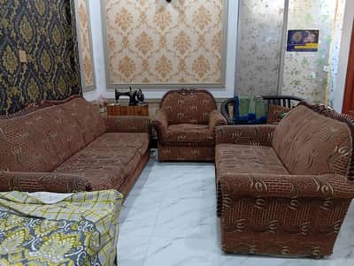 sofa in gud condition