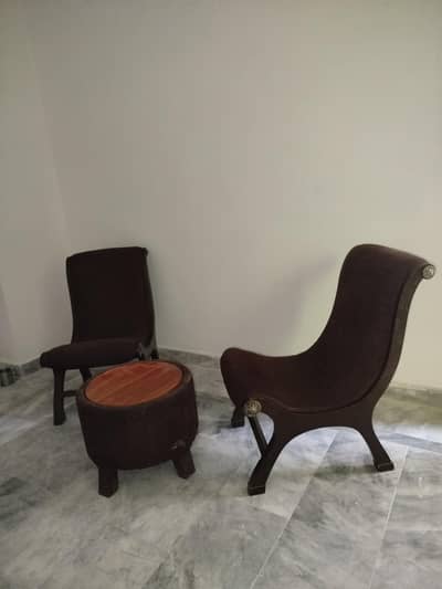 Comfortable Chairs (2+ 1 Table)