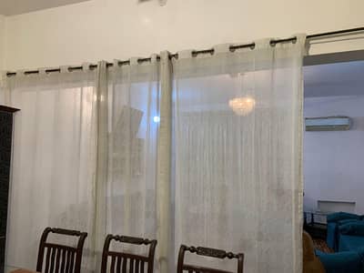 6 white net curtens with lining length 8/5 fit