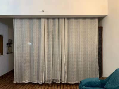 6 white net curtens with lining length 8/5 fit