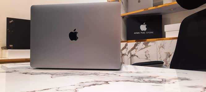 Macbook Pro M2 13.6 inches 16GB RAM 1TB SSD