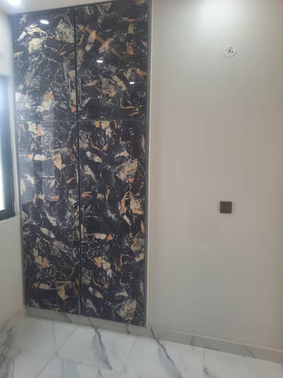 Flat available 4 bachelor's or office Cavalry ground