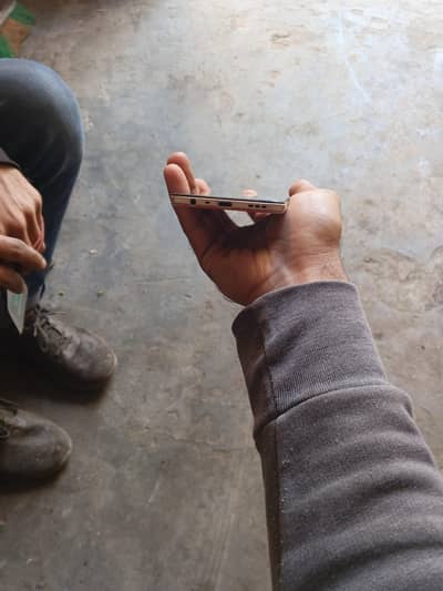 Box and charge available one hand youze  8+8 /256