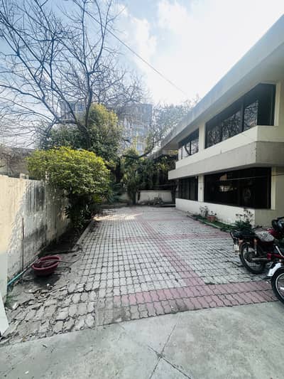 1 Kanal Lower Portion for Rent – 3 Bed, Lawn, Open Courtyard | Reasona