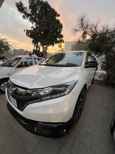 Honda vezel Rs 2017/21 total genuine pearl white 10/10