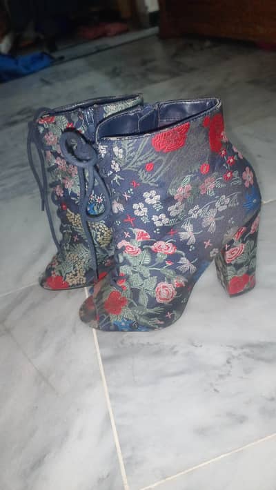 Steve Madden Blue floral lace-up design with zip closure