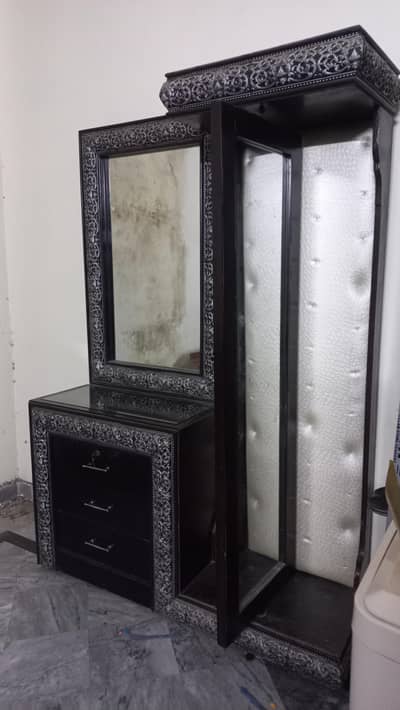 dressing table with round mirror