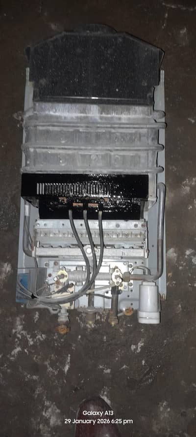 instant geyser 10 litre used  hain condition genuine hai