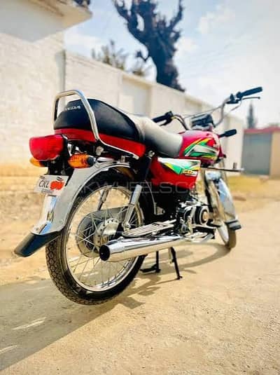 urgent sale karni hai bike bilkul new condition mein hai tenki tapy bi