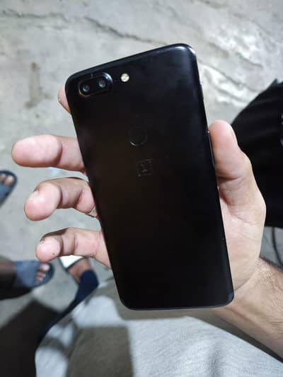 one plus 5t black colour 8/128 . conditions. 10/10
