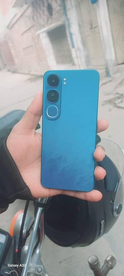 vivo y200 ram8 gb rom 256 5 month warranty  box charger sath ha