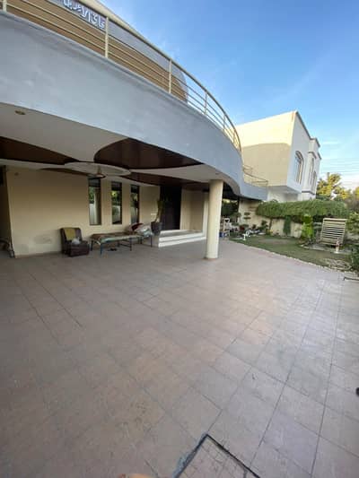 PLZ RED DESCRIPTION . 1 KANAL DOUBLE STORY HOUSE AVAILABLE FOR RENT MAIN ROAD NEAR CAKES AND BAKES