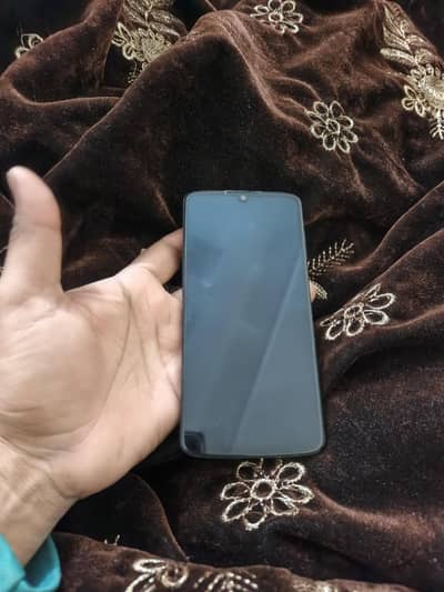 motrola z 4 . . . . 4 GB 128 GB.