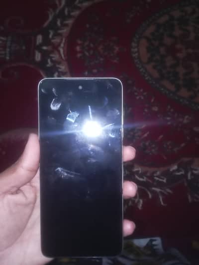 mobile ka box nhi ha or fingerprint kaam nhi kar rhi Baki all ok ha