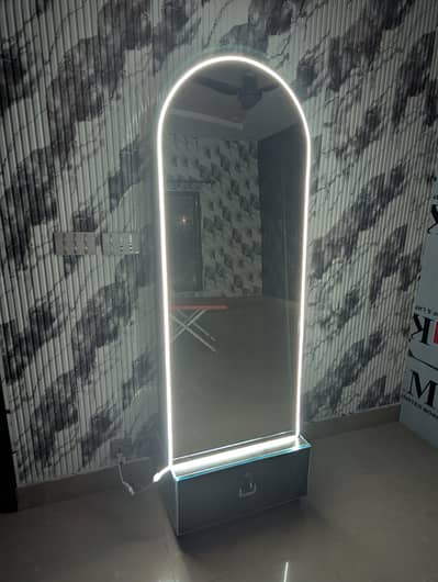 Standing mirror