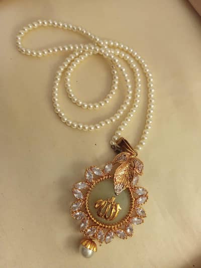 Artificial jewellery