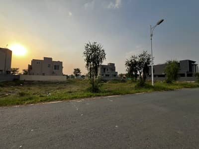 10 MARLA PLOT ON 70 FT ROAD PRIME LOCATION U BLOCK