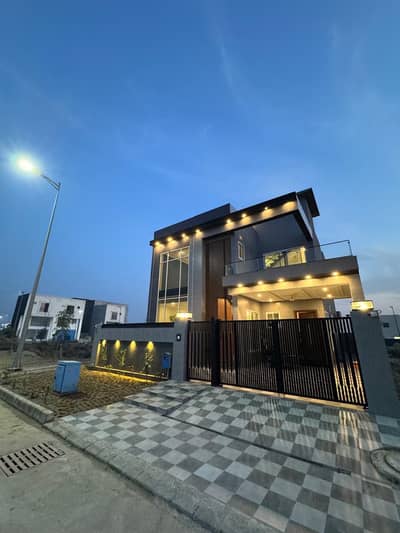 10 Marla Beautiful House On 80ft Road Available Sale