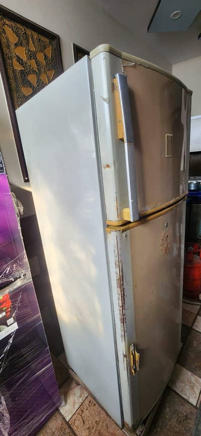 fridge dawlance  100 percent working