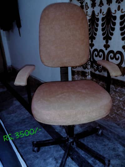 Comfortable Revolving Office Chair – Good Condition