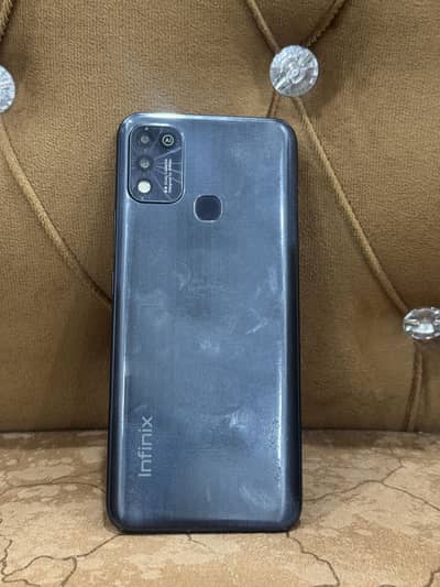 Hot 10 play box Sath back panel change hai achy Wala dono all ok pta