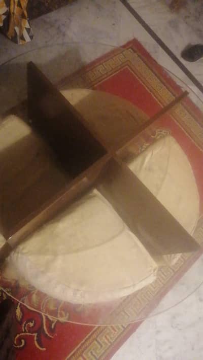 round shape dinning table and four chair with 10 on 10 condition