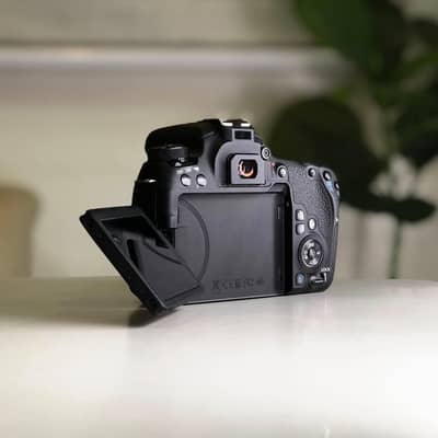 Canon eos 77d only body with battery and charger.