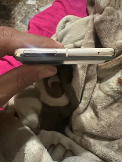 pixel 7 pro mint condition 12/128 hazel  only minor dead pixels spot