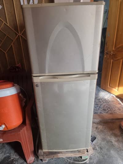 Dawlnace Small size fridge available for sale