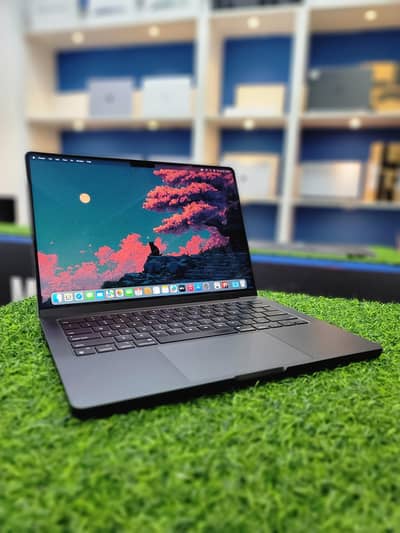 Macbook Pro M3 Pro 14 inch Space Black 18/512 89 cycles with charger