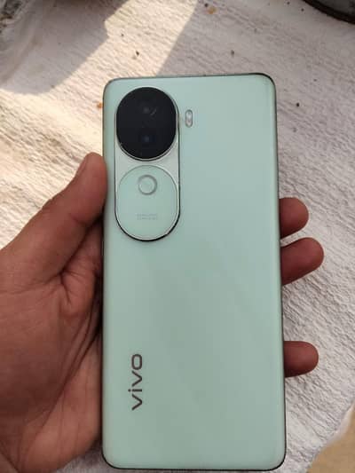 Vivo V40e Cream Colour  10/10 Condition Ok Mobile No Fault