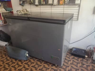 Invater deep freezer hai 900watt ups per Chalta hai only 3 moths use