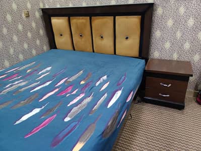 Bed and 2 Side Table