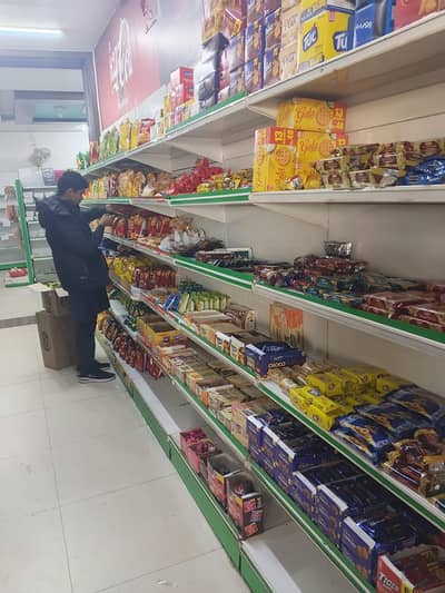 ہمیں سٹور پر کام کرنے کیلئے دو لڑکوں کی ضرورت ہے