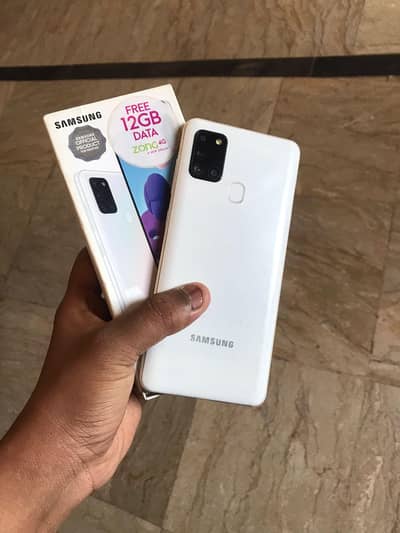 I'm selling my Samsung new. genioun pice