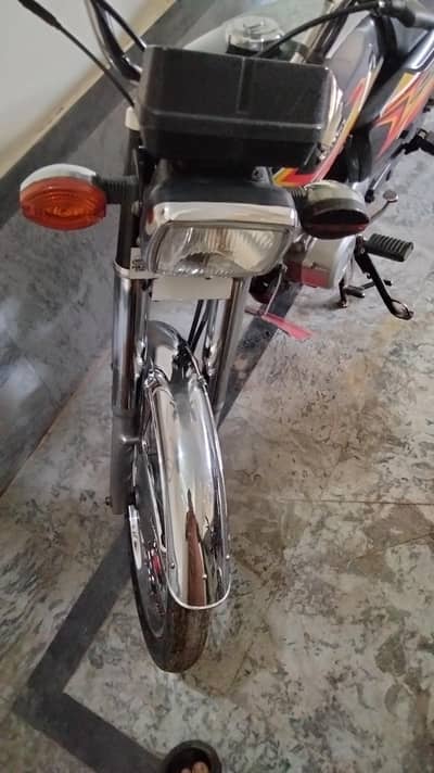 Honda 125 21 model black 10/10 condition red add