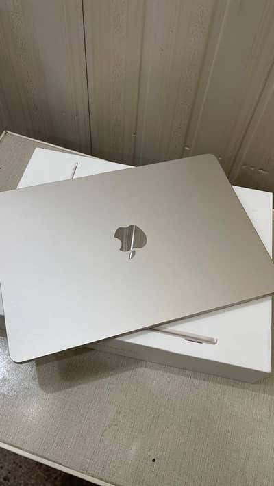MacBook Air M2 13” | 16GB RAM | 256GB SSD | 44 Battery Cycles | Box &