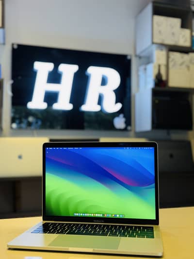 MacBook Pro 2018 i5 16GB 1TB Touch Bar Retina Display Excellent