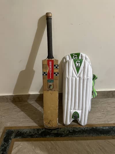 Cricket bat with 2 pads