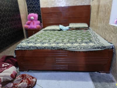 bed side table and darsing  new condition h kahin se b tota nhi