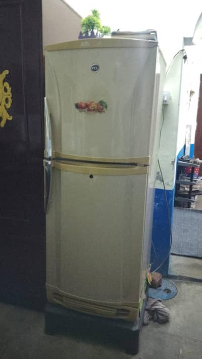 Used 275 medium size pel refrigerator