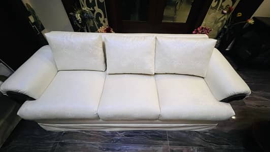 Selling a 6+2 seater sofa set in Eden City, Phase 8, DHA.