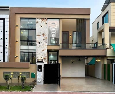 10 Marla Luxury Furnished House is Available for Rent in Bahria Town Lahore