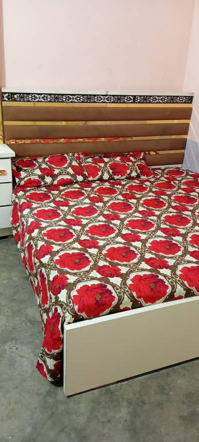 I'm selling beds and almaari  dressing table and side table